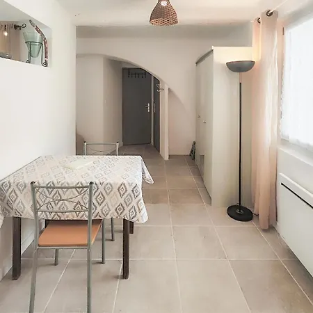 1 Bedroom Stunning In アパート