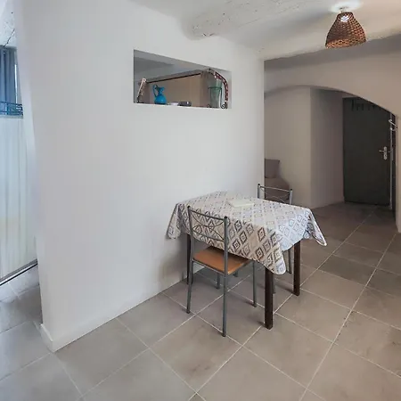 1 Bedroom Stunning In Apartment *