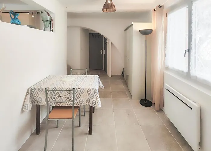 1 Bedroom Lovely In Appartement