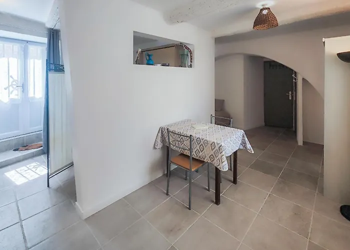 1 Bedroom Lovely In Appartement *